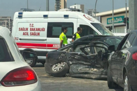 mersinde-ambulans-ile-otomobilin-carpistigi-kazada-5-kisi-yaralandi-b2nz.jpg