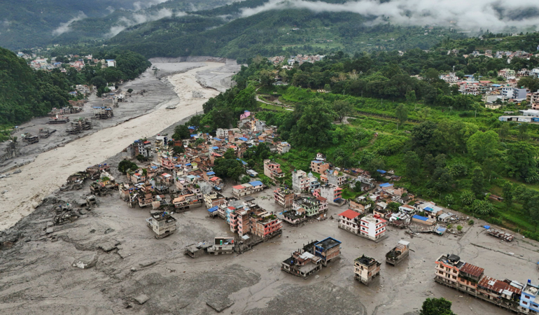 Nepal'deki felaket anları kamerada! Sel saniyeler içinde evleri böyle yuttu