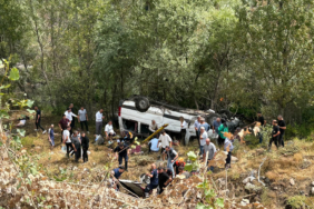 sivasta-yolcu-minibusu-sarampole-devrildi-4-olu-10-yarali-2jgq.jpg