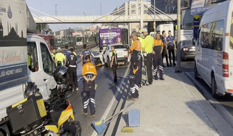 Son Dakika! Küçükçekmece D-100’de otomobil, İETT otobüsüne çarptı: 3 ölü