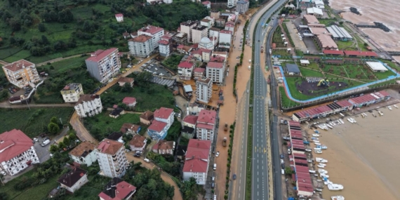 Karadeniz’de sağanak kabusu: Evler tahliye edildi, yollar kapandı!
