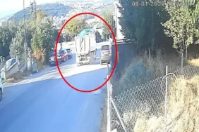 2 otomobile çarpan hafriyat kamyonu, evin bahçesine düştü