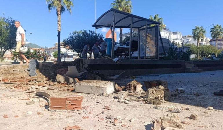 Antalya’da ortalığı savaş alanına çeviren kaza! Yayaya çarpan otomobil otobüs durağına daldı
