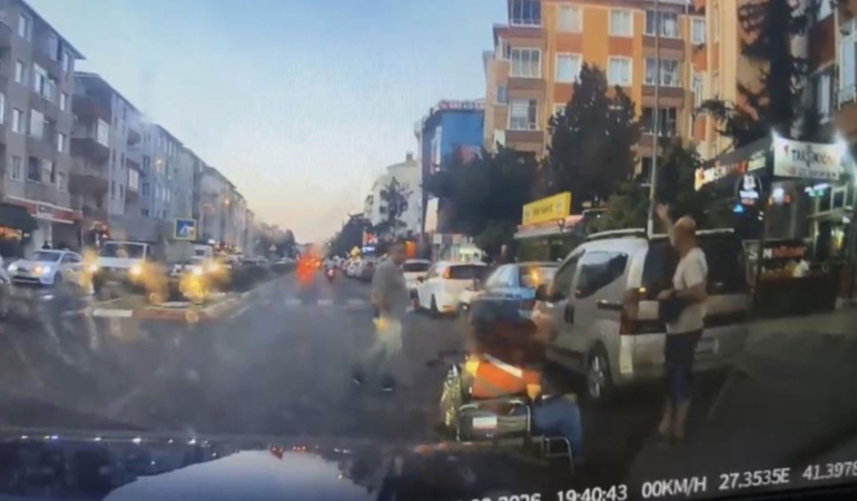 Arkasına bile bakmadı! Tekerlekli sandalyedeki vatandaşın ayağına çarpıp yoluna devam etti