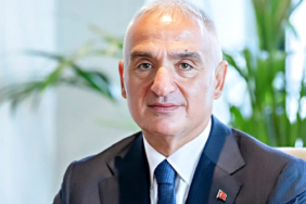 bakan-ersoy-turizmi-dort-mevsime-ve-81-ilimize-yaymak-icin-calisiyoruz-rpik.jpg