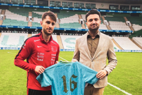 bursaspor-baskani-enes-celikten-milli-takima-ziyaret-5-futbolcuya-forma-hediyesi-hd9z.jpg