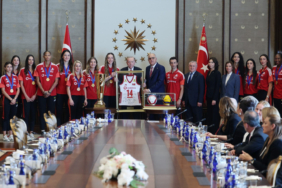 cumhurbaskani-recep-tayyip-erdogan-avrupa-sampiyonu-filenin-sultanlarini-kabul-etti-badm.jpg