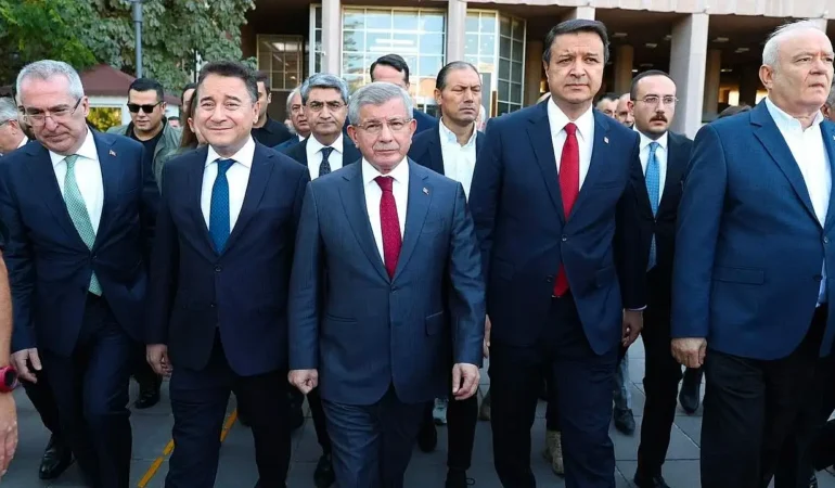Davutoğlu Cumhurbaşkanı’na Hakaret Soruşturmasında İfade Verdi