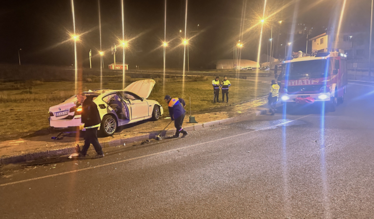 Erzurum’da otomobil kaldırıma çıktı: 4 yaralı