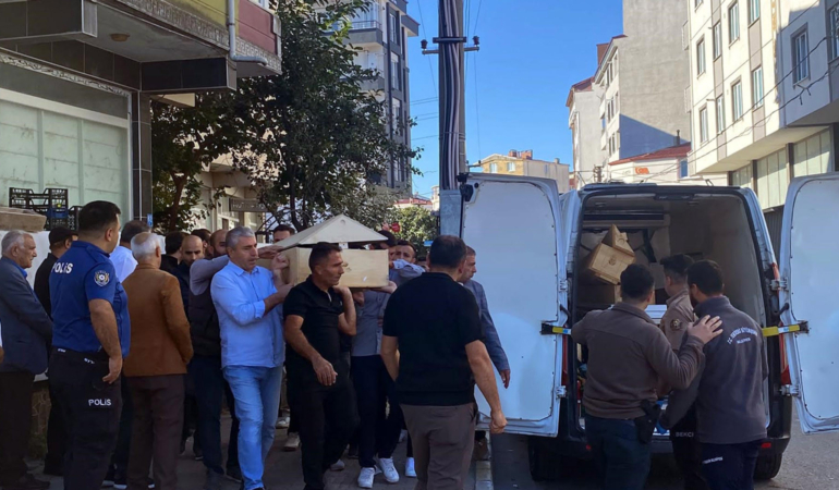 Eşini katledip sabaha kadar başında bekledi