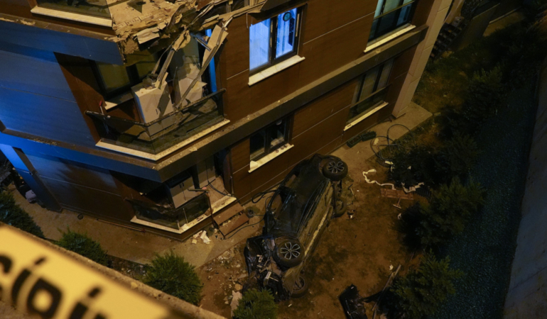 Eyüpsultan’da otomobil kontrolden çıkıp bahçeye düştü: İki yaralı