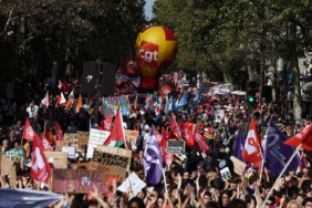 halk-macronu-zorluyor-170-noktada-buyuk-protesto-basladi-gd6t.jpg