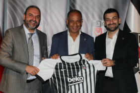 jean-tigana-19-yil-sonra-kurdaniyla-besiktasin-misafiri-oldu-c6ms.jpg
