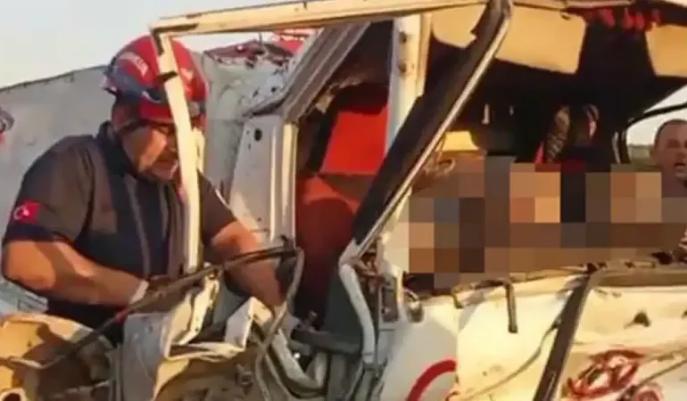 Kamyonet, TIR’a arkadan çarptı: 2 ölü