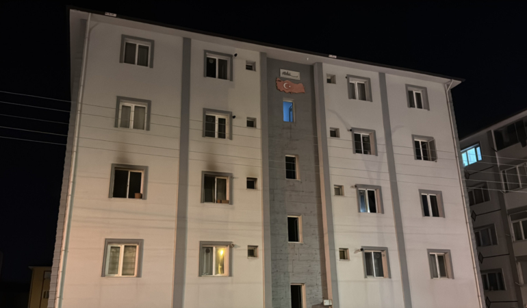 Karabük’te apartman dairesinde yangın: İki kişi etkilendi