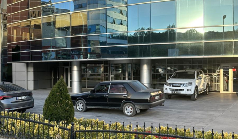 Kastamonu Belediyesi önünde silah ve kılıçla bekleyen kişi gözaltına alındı