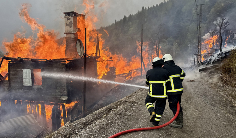 Kastamonu’da köy yangını: 7 eve daha sıçradı!