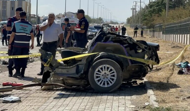 Kazada  otomobil ikiye bölündü: 2 ölü, 2 yaralı