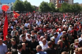 kosovada-uck-komutanlarinin-laheyde-hapis-cezasina-carptirilmasina-yonelik-protestolar-suruyor-20383.webp