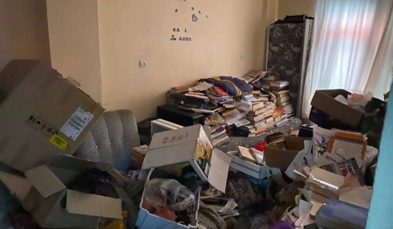 Kötü koku ihbarıyla gidildi! 3 katlı evden yaklaşık 1 ton çöp çıktı