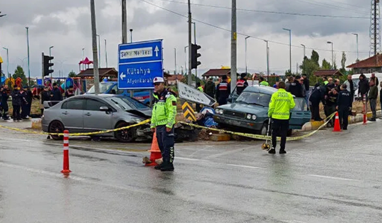 Kütahya'da iki otomobil çarpıştı: Çok sayıda ölü ve yaralı var