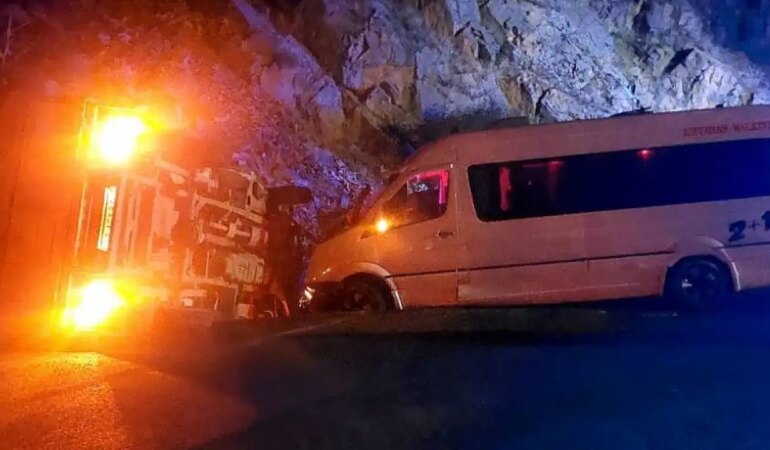 Mevsimlik fındık işçilerini taşıyan minibüs ile kamyonet çarpıştı
