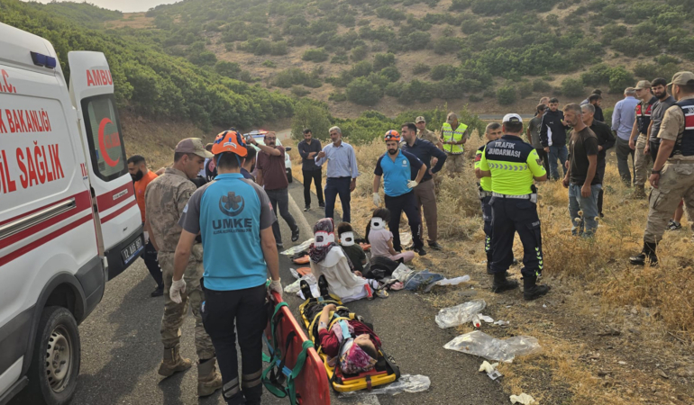 Minibüs şarampole devrildi: 10 yaralı