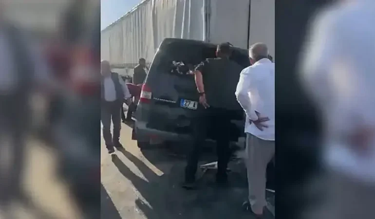 Minibüs TIR’a arkadan çarptı: 2 ölü, 2 ağır yaralı