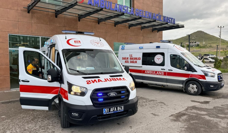 Niğde’de tır ile hafif ticari araç çarpıştı: 2 kişi hayatını kaybetti
