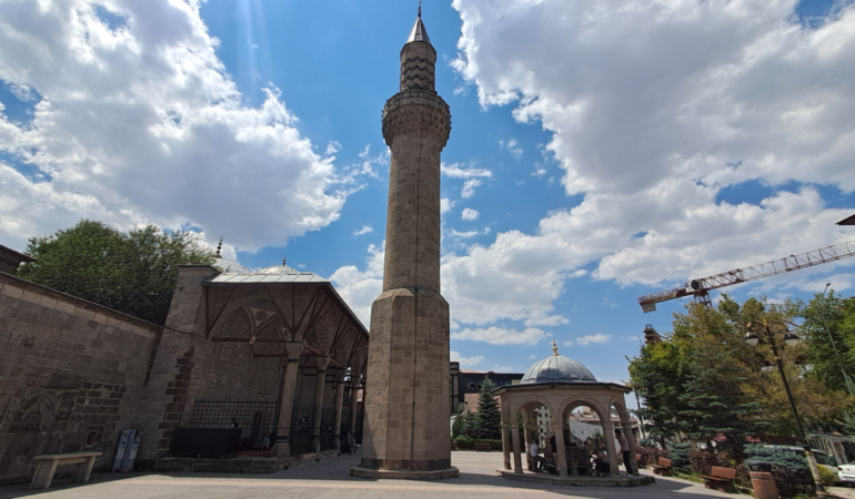 Önce minare yapıldı, cami sonradan eklendi