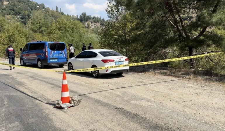 Otomobil 50 metrelik uçuruma yuvarlandı: 1 ölü, 1 yaralı
