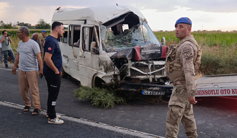 Şanlıurfa’da işçileri taşıyan servis tahliye kanalına devrildi: Çok sayıda yaralı var