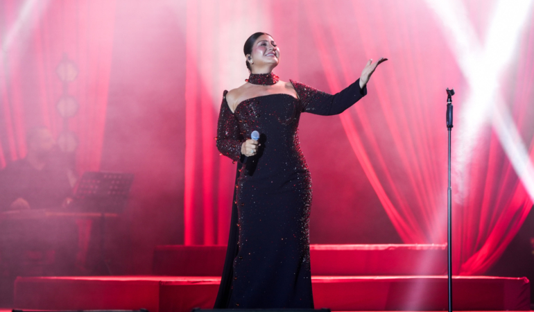 Sibel Can Harbiye’de sevenleriyle buluştu! Müzik dolu gece