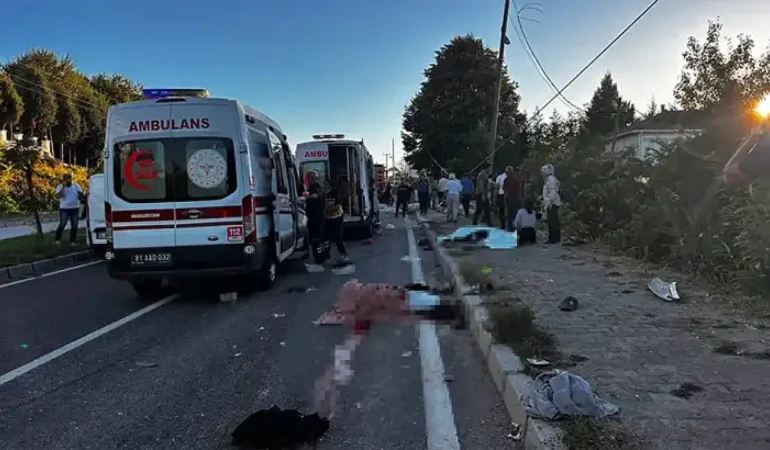 TIR ile patpat çarpıştı: 4 ölü, 9 yaralı