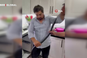2-metrelik-yilani-4-saatlik-mucadele-sonunda-yakaladi-lastik-gibi-oynadi-xjan.jpg
