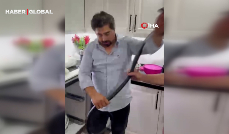 2 metrelik yılanı 4 saatlik mücadele sonunda yakaladı, lastik gibi oynadı