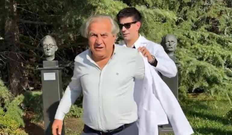 60 yaşında tıp fakültesine döndü; önlüğünü doktor oğlu giydirdi