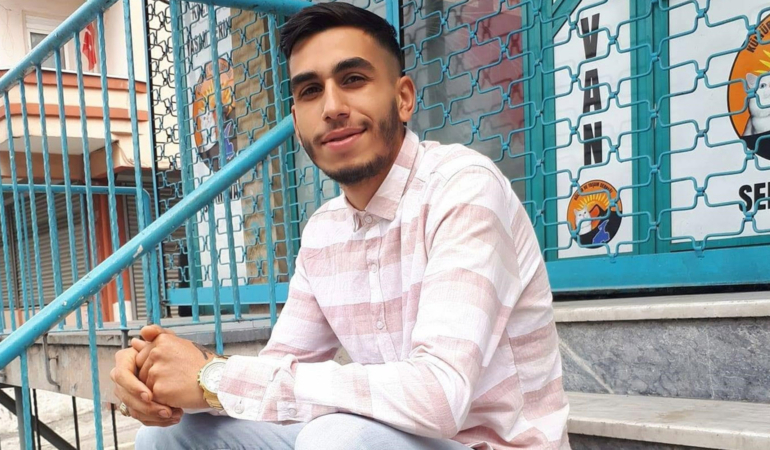 Aydın'da kamyonet aydınlatma direğine çarptı: Genç sürücü öldü, bir kişi yaralandı