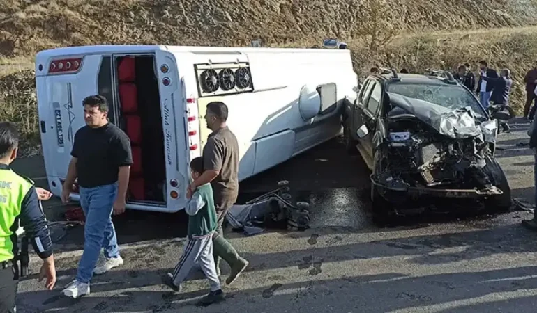 Bingöl’de midibüs ile kamyonet çarpıştı: 12 yaralı