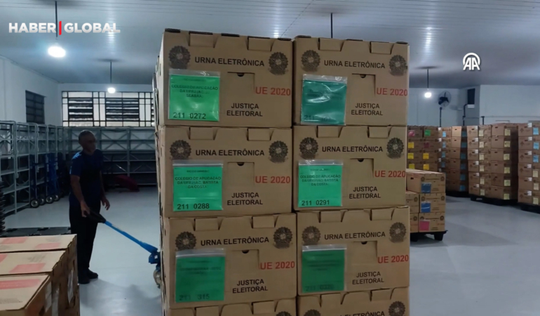Brezilya genel seçimleri öncesinde elektronik oy kullanma makineleri askeri personel eşliğinde taşındı