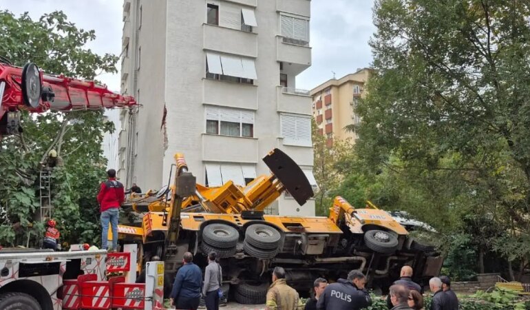 Devrilen vinç 11 katlı binanın girişine çarptı