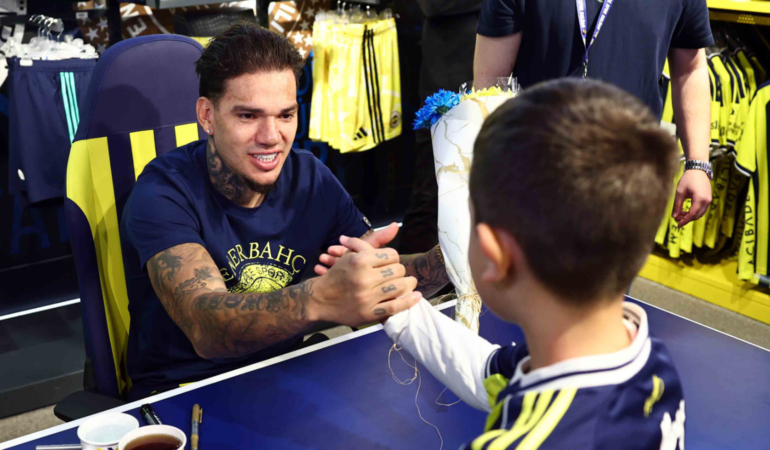 Fenerbahçeli Ederson, imza gününde taraftarlarla buluştu