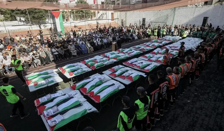 Gazze’de yaklaşık 3 yıl sonra enkazdan çıkarılan 75 Filistinlinin naaşı toprağa verildi