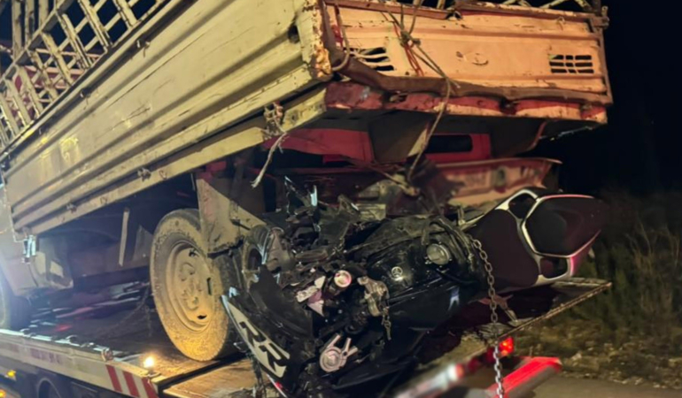 Pikapla çarpışan motosikletin 19 yaşındaki sürücüsü öldü
