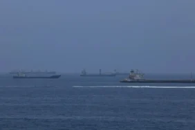 hurmuz-bogazinda-bir-tanker-kaynagi-bilinmeyen-muhimmatla-vuruldu-181239-20261005.webp.webp
