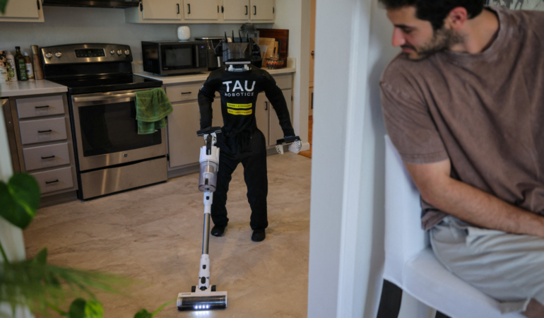 İnsansı robotlar temizliğe başladı