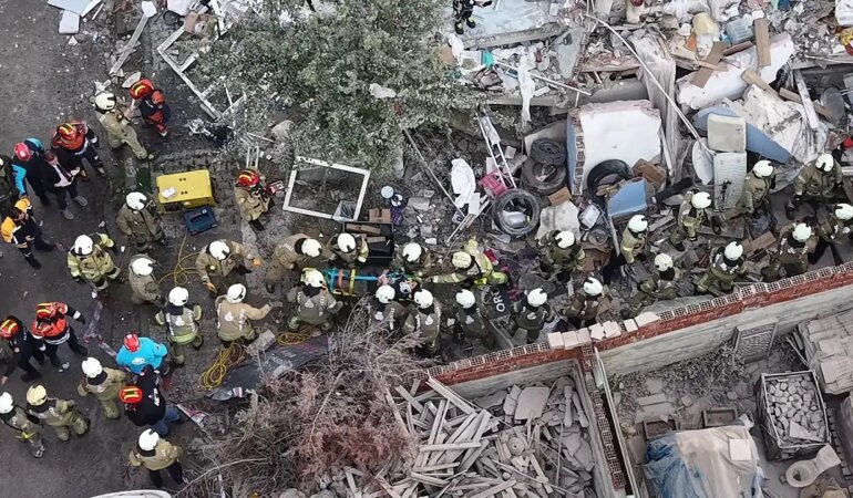 İstanbul Maltepe'de 7 katlı binanın 3 katı çöktü: 6 kişi çıkarıldı
