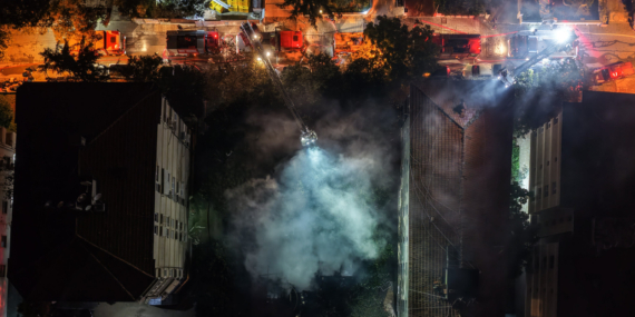 Kadıköy’de 3 katlı ahşap köşk yandı