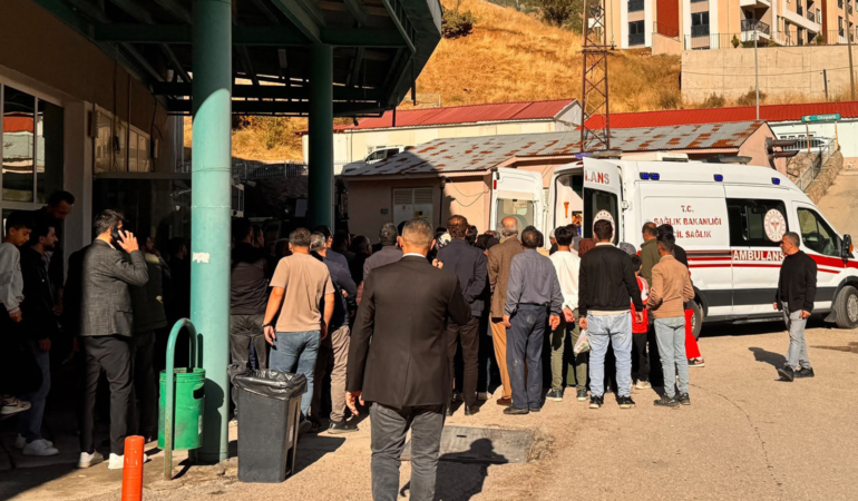 Kamyonetle otomobil çarpıştı; 1 bebek öldü, 7 kişi yaralandı