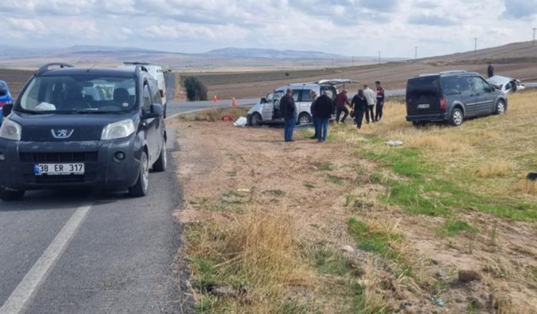 Kayseri’de hafif ticari araçla otomobil çarpıştı: 1 ölü, 3 yaralı
